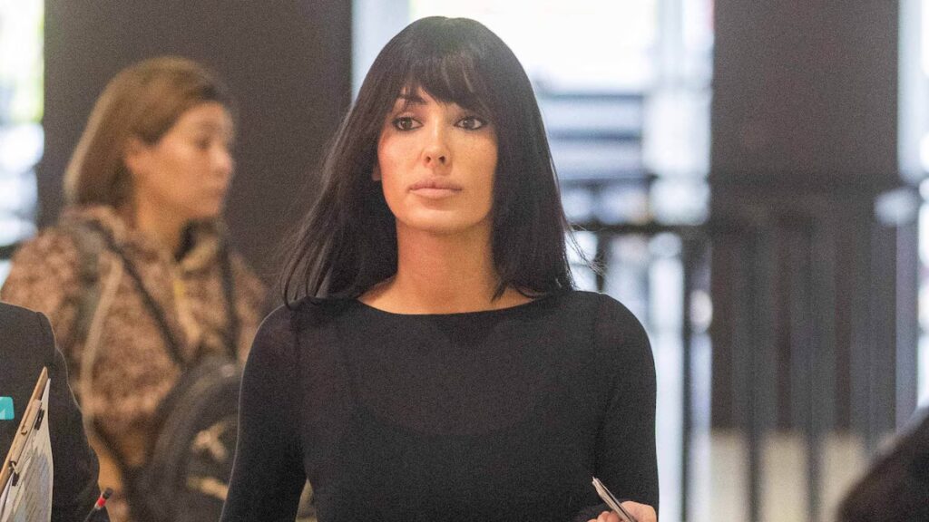 Bianca Censori cambia looks transparentes por un traje de ‘bibliotecario sexy’ en la corte de Los Ángeles