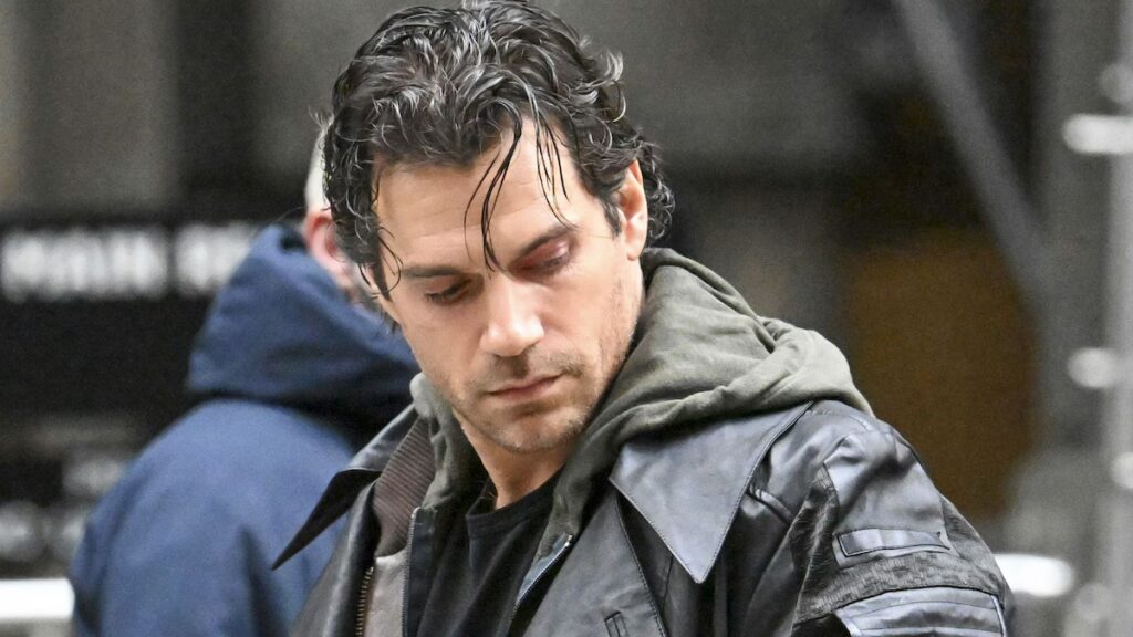 Henry Cavill muestra una nueva apariencia robusta y musculosa en cuero mientras filma en Londres
