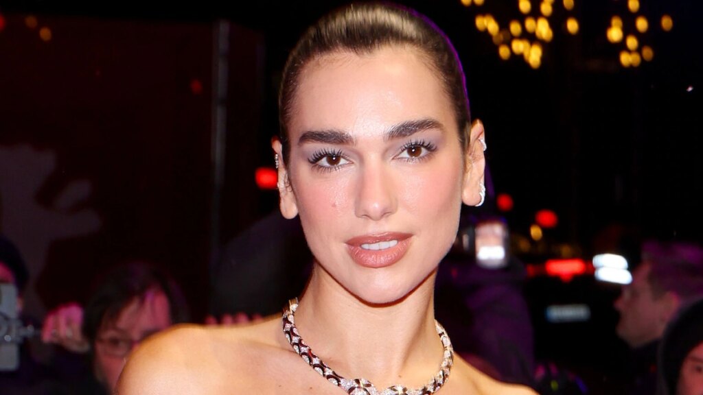Dua Lipa sube la temperatura con un brillante bikini triangular dorado y pantalones cortos de mezclilla en una romántica cita en la playa