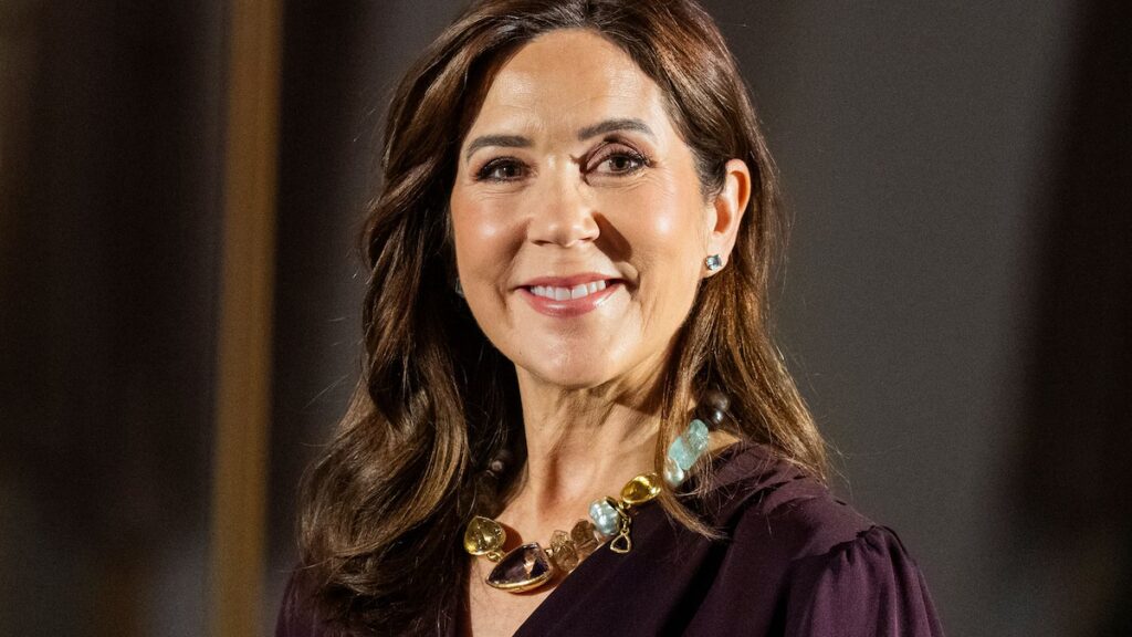 María de Dinamarca domina el estilo del collar llamativo de la reina Máxima
