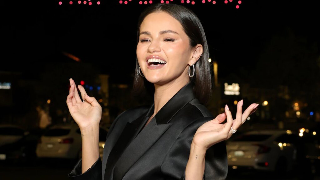 Capas estructuradas y vibraciones glamurosas sin esfuerzo.