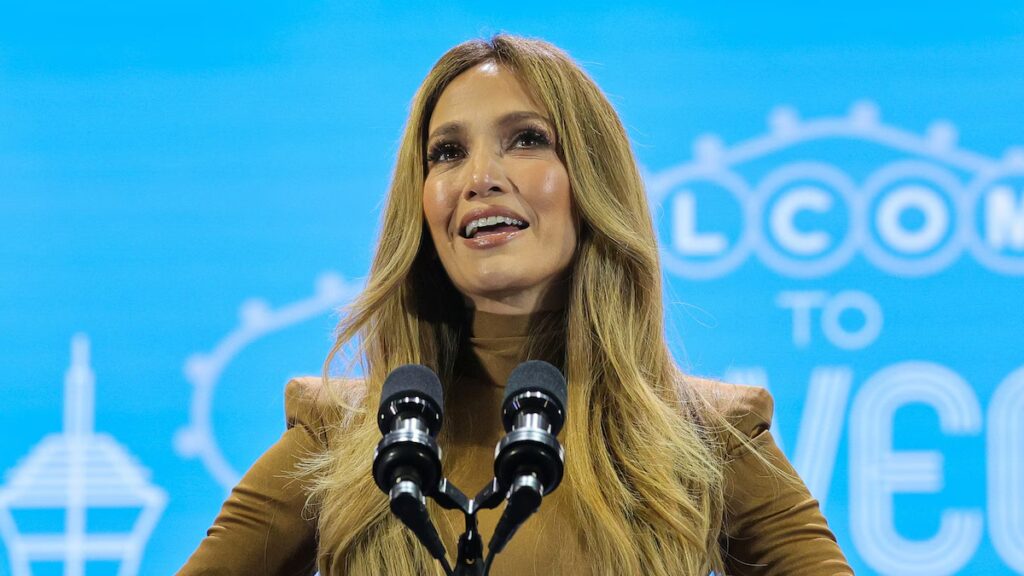 Jennifer López da consejos de relación a los hombres: “Las mujeres no necesitan mucho”