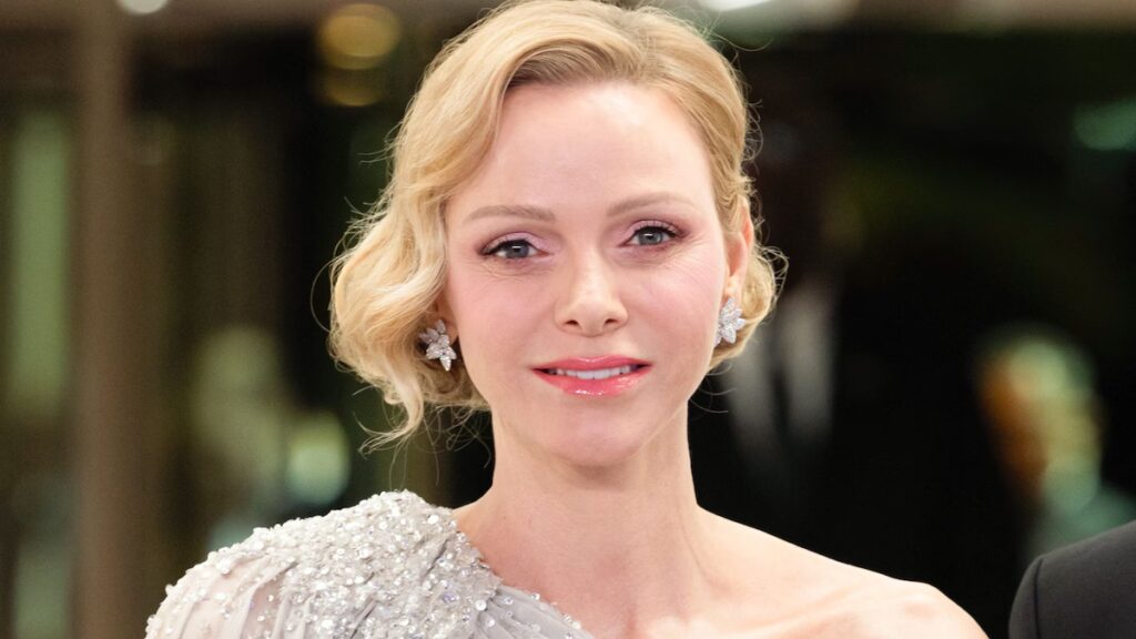 espectacular vestido de capa plateado, joyas de diamantes y su característico glamour suave