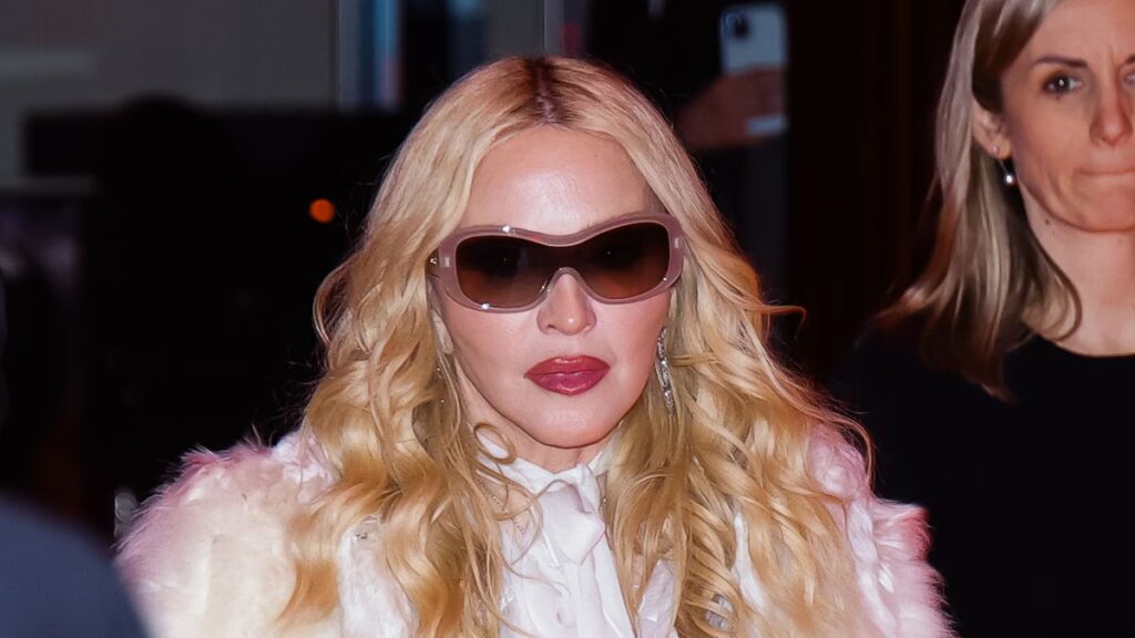 Madonna llama la atención con un lujoso abrigo de piel mientras está en Venecia con su novio