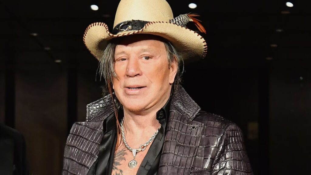 Mickey Rourke sorprende a sus fanáticos con su cabello rojo intenso después del drama del desalojo de Los Ángeles