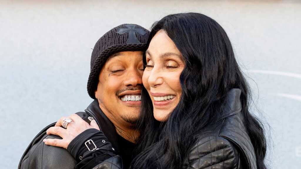 Cher alimenta las especulaciones sobre el matrimonio con un enorme anillo y banda de diamantes en la ceremonia de Chaz Bono