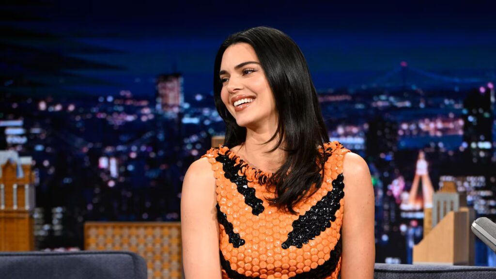 Kendall Jenner revela la renovación del baño a medida que los sueños del diseño de interiores se hacen más fuertes