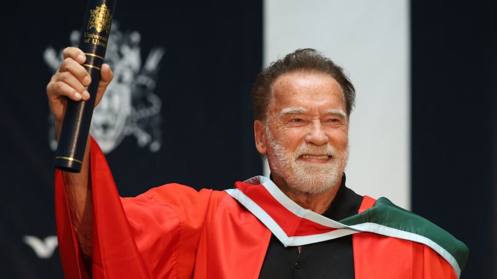 Arnold Schwarzenegger reflexiona sobre el momento decisivo al recibir un doctorado honoris causa en Belfast