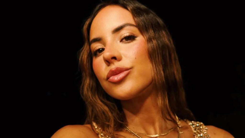 La novia de Bad Bunny, Gabriela Berlingeri, luce un elegante look de cuero en Tokio y dice estar “agradecida”