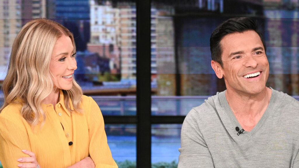 Kelly Ripa tiene la respuesta más divertida al dulce gesto al aire de Mark Consuelos