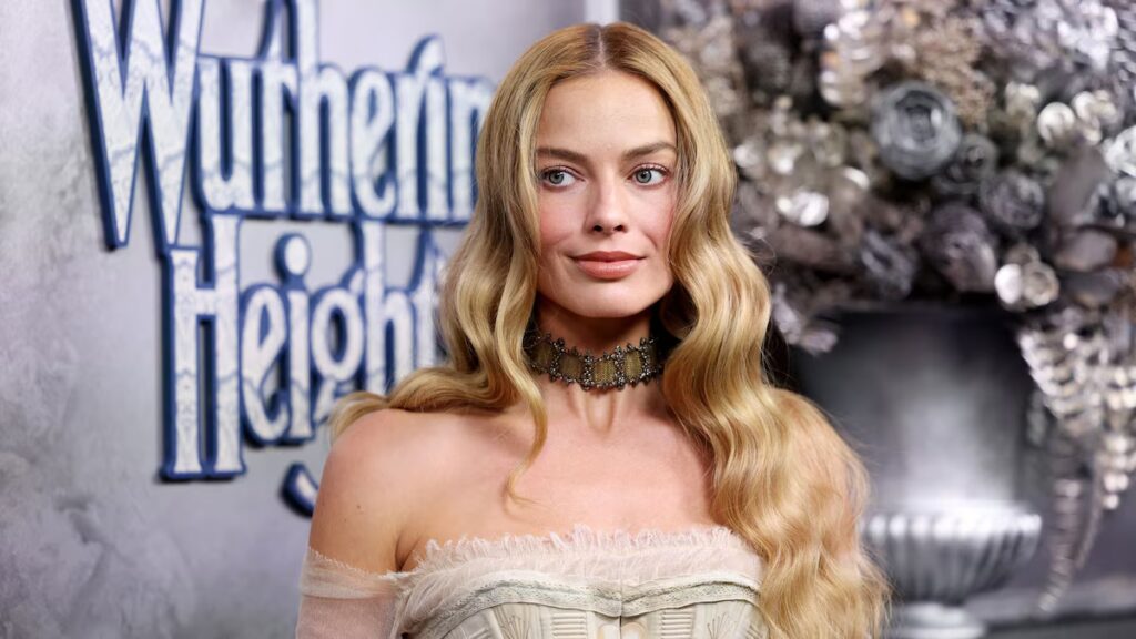 Margot Robbie estrena elegante corte de pelo con flequillo en la Semana de la Moda de París
