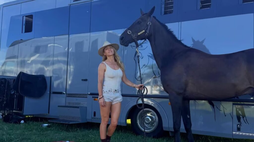 Elsa Pataky comparte con familiares y amigos una mirada al interior de su fin de semana de competencia de caballos