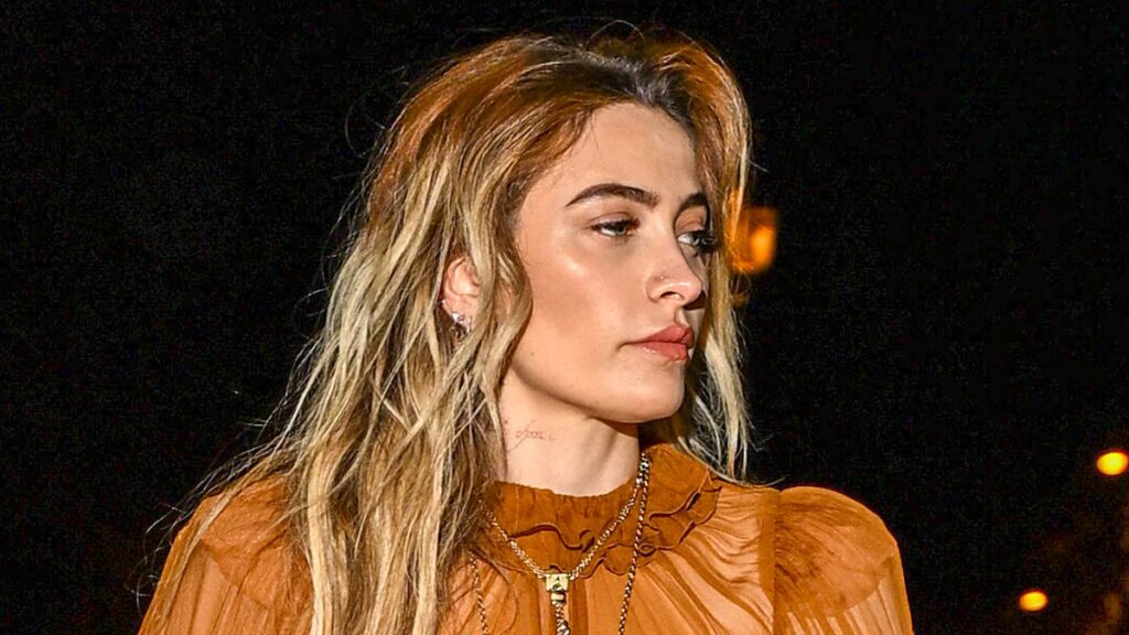 Paris Jackson resalta el glamour boho con un vestido transparente en la Semana de la Moda de París