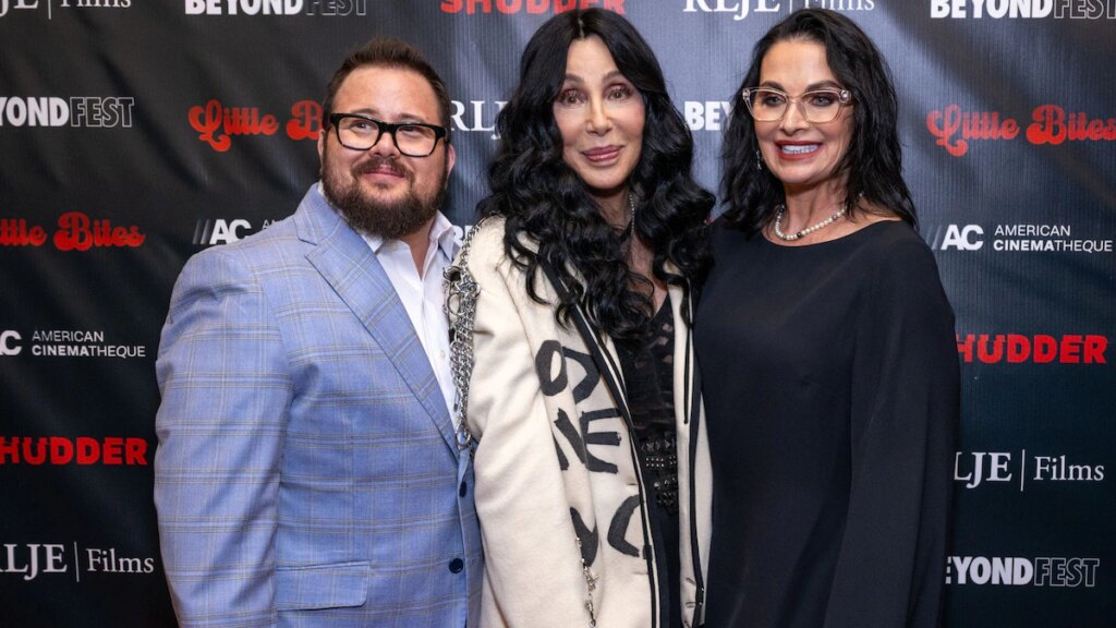 Chaz Bono se casa con Shara Blue Mathes en una boda en Hollywood con Cher felizmente a su lado