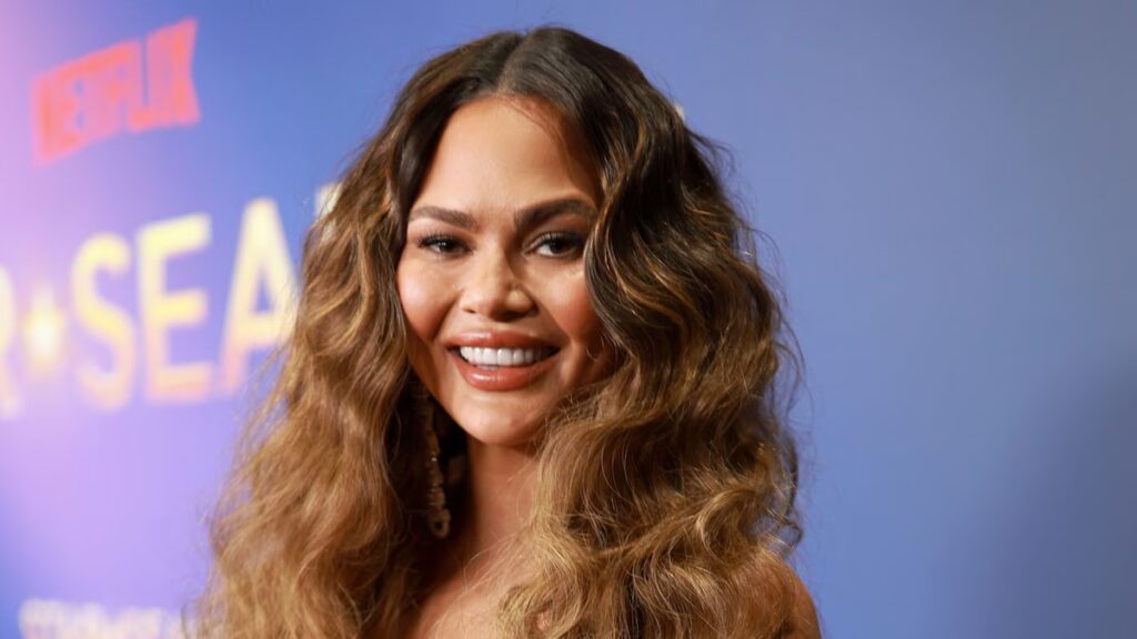 Chrissy Teigen se corta el pelo espectacular después de su procedimiento de reducción del cabello
