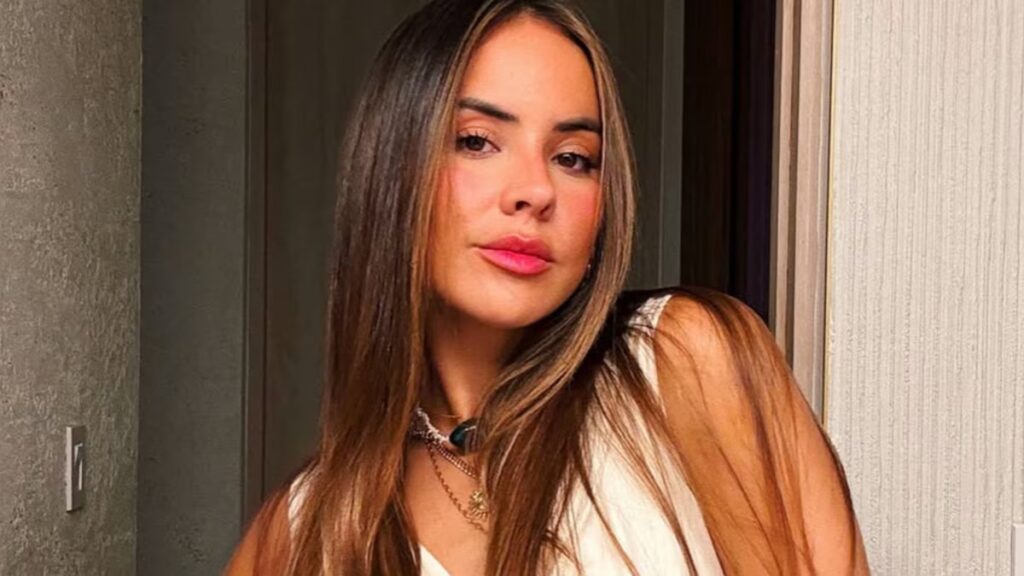 La novia de Bad Bunny, Gabriela Berlingeri, luce una minifalda de estilo colegiala y un look de belleza suave y glamoroso