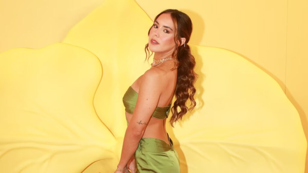 La novia de Bad Bunny, Gabriela Berlingeri, luce un estilo primaveral minimalista y un look de belleza sin esfuerzo