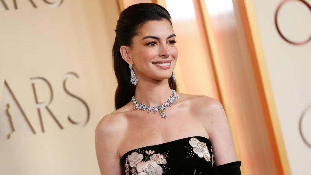 Anne Hathaway canaliza a Rosalía con todo su glamour previo a la alfombra roja: ‘Yo me transformo’