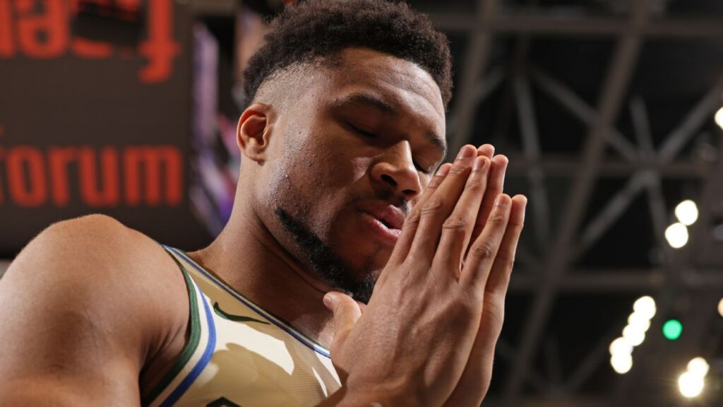 Giannis Antetokounmpo, oxidado pero “feliz de estar ahí”