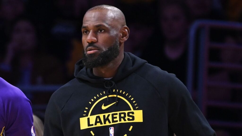 LeBron James pierde su tercer partido consecutivo; baja contra lobos