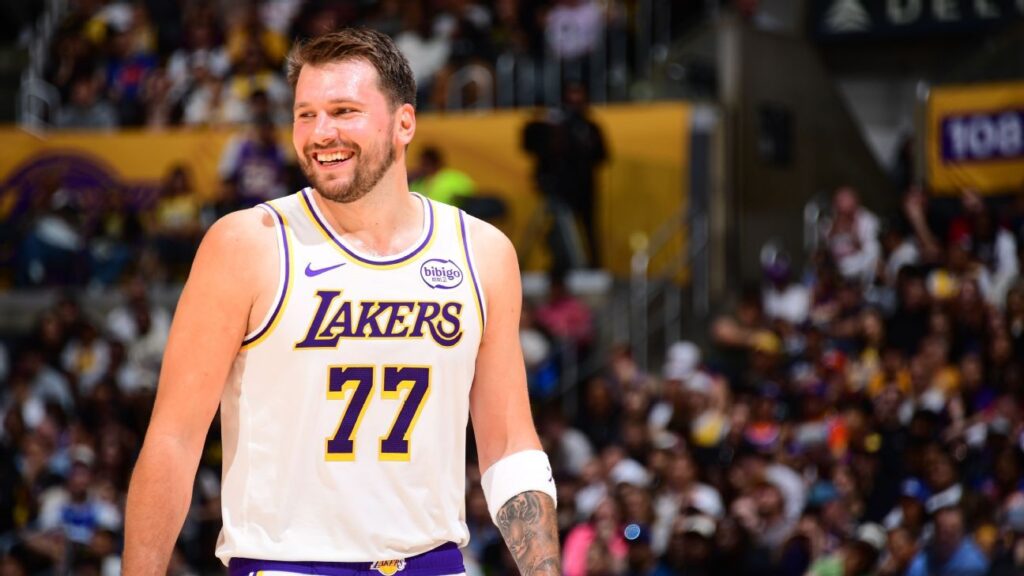 Luka Doncic, multado con 50.000 dólares por gesto de dinero hacia un árbitro