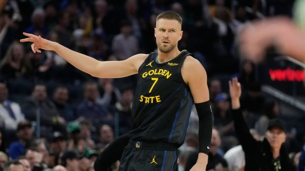 Porzingis (espalda) abandona la derrota de Warriors por espasmos