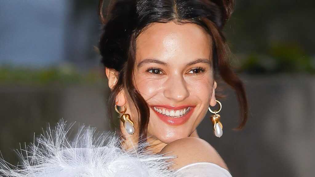 Rosalía luce un collarín ortopédico de cristal como bailarina exótica en el primer vistazo a la tercera temporada de ‘Euphoria’