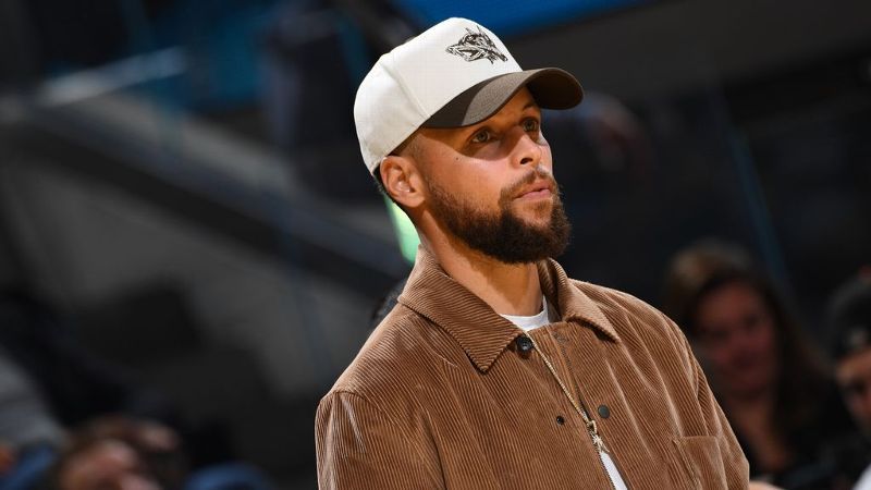Steph Curry, aún en recuperación de rodilla, fuera “un poco más”
