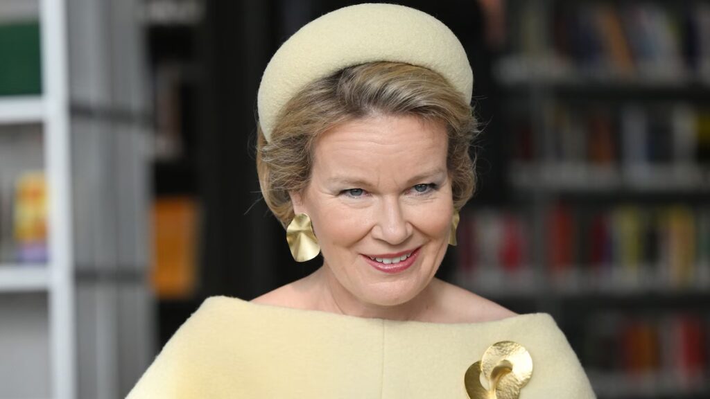 Tiara de las Nueve Provincias, vestido dorado champán y simbolismo oculto