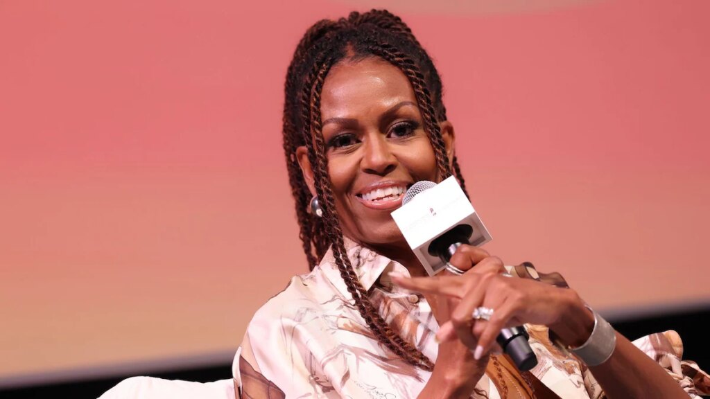 Michelle Obama luce un body color burdeos ceñido a su figura con joyas llamativas y continúa con su racha de estilo