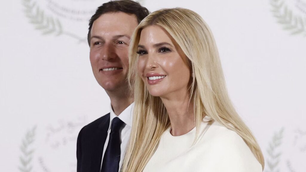 Ivanka Trump sale con un elegante abrigo negro para una cita nocturna en Nueva York con Jared Kushner