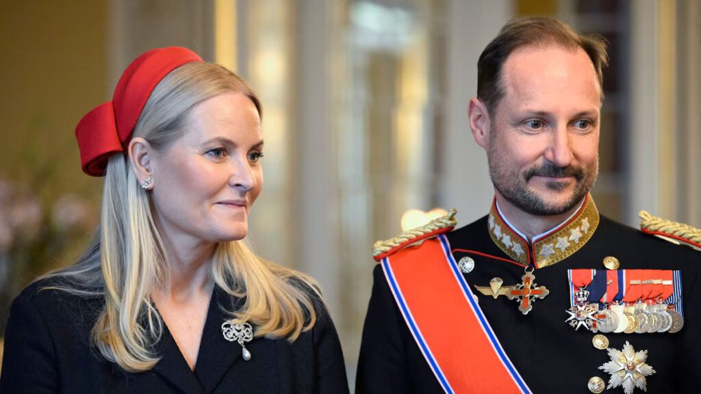 Mette-Marit regresa por sorpresa después de semanas de ausencia, enviando un mensaje claro sobre su futuro como reina