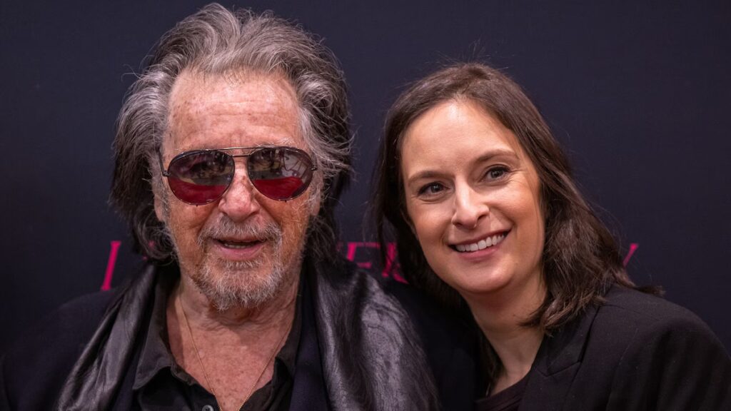 El orgulloso padre Al Pacino sale con sus tres hijos adultos para el estreno de su hija
