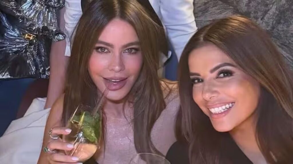 Sofía Vergara y Eva Longoria llaman la atención con un corsé de encaje y elegantes looks completamente negros en la celebración de Los Ángeles
