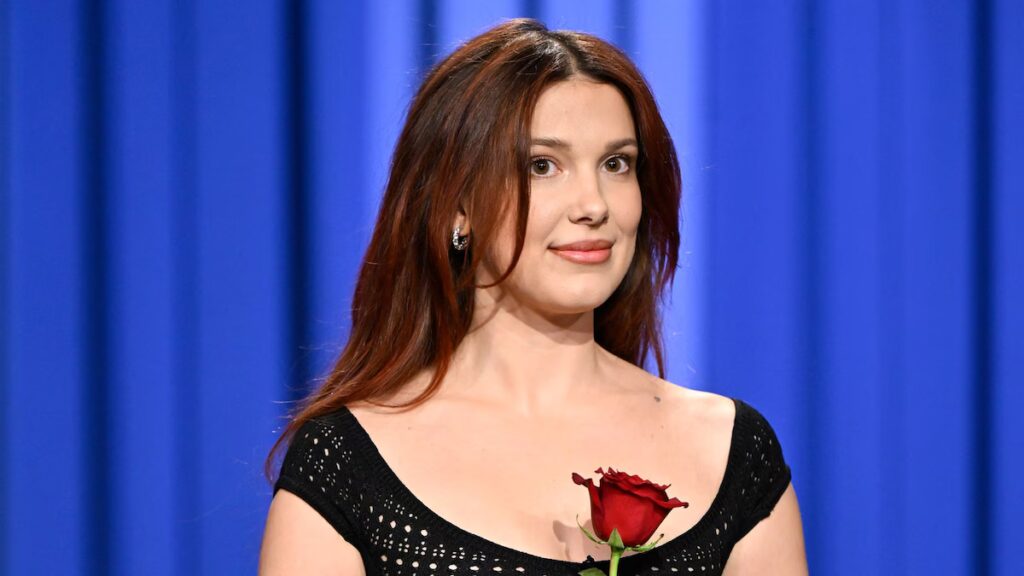 Millie Bobby Brown derrite corazones mientras su hija abraza al perro de la familia