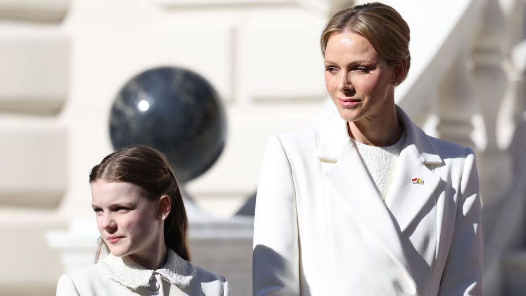 Charlene de Mónaco y la princesa Gabriella visten de blanco en la histórica visita papal