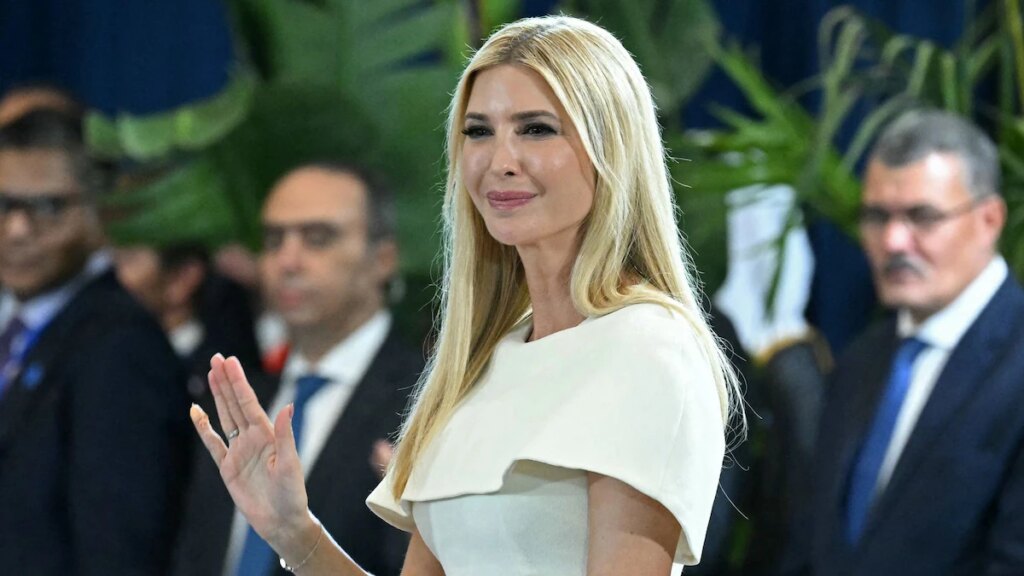 Ivanka Trump sale con un elegante vestido negro ceñido para visitar la sinagoga en Miami