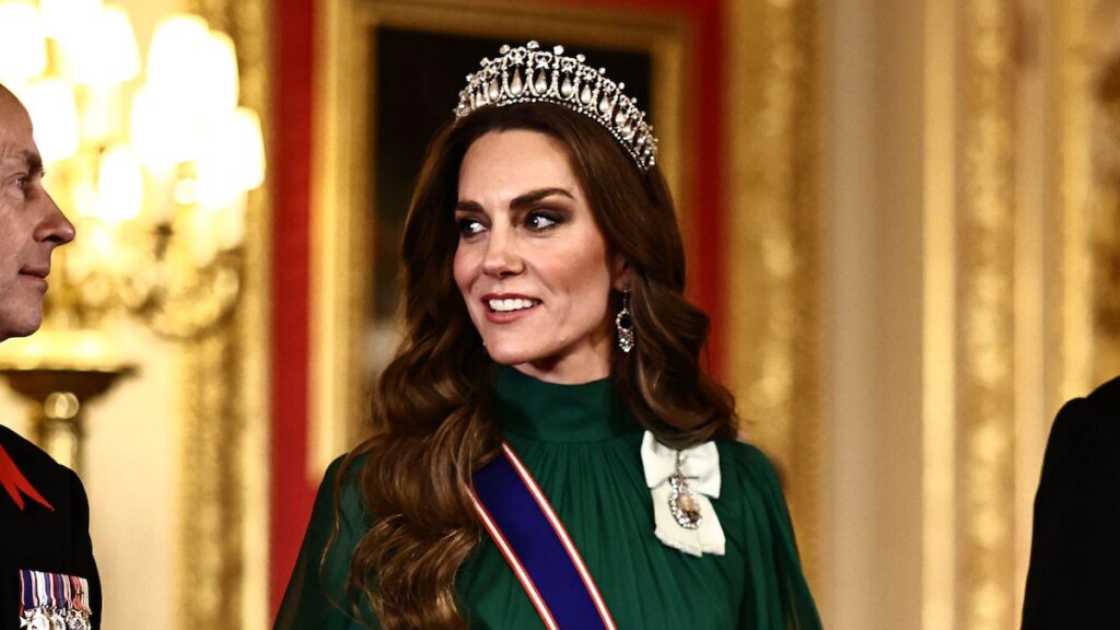 Tiara Lover’s Knot de Diana, majestuoso vestido verde y Manolos de raso