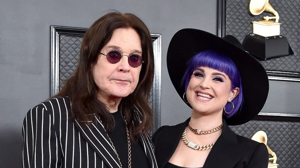 Kelly Osbourne comparte un momento de tranquilidad en la tumba de Ozzy Osbourne en medio del escrutinio público en curso
