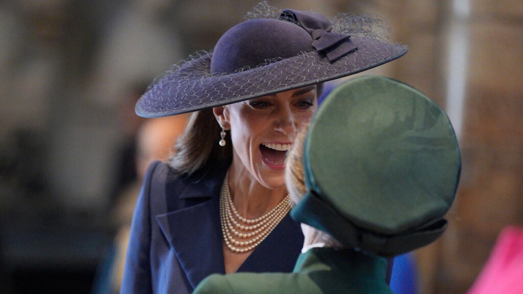 Kate Middleton y la princesa Ana convierten un incómodo saludo real en pura camaradería.