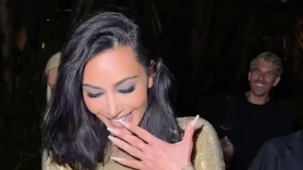 Kim Kardashian se tuerce el tobillo con tacones altísimos (VIDEO)