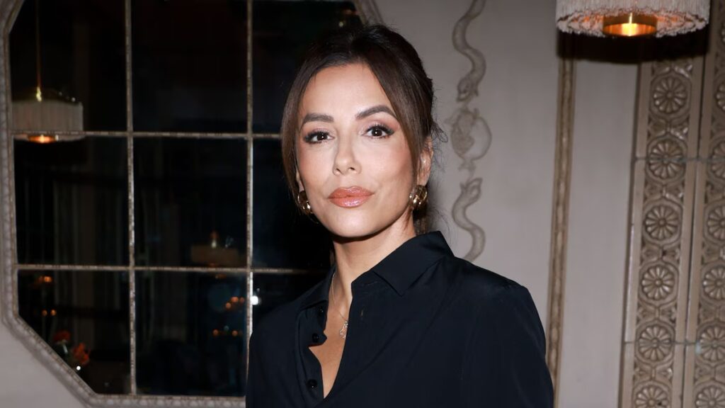 Eva Longoria estrena nuevo y chic bob y comparte dulce beso con José Bastón