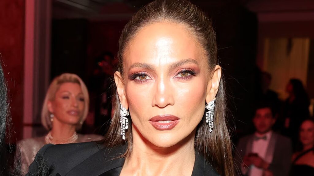 Jennifer López combina un vestido lencero sedoso con escote con ribete de encaje y un blazer inspirado en un esmoquin en la gala de Beverly Hills