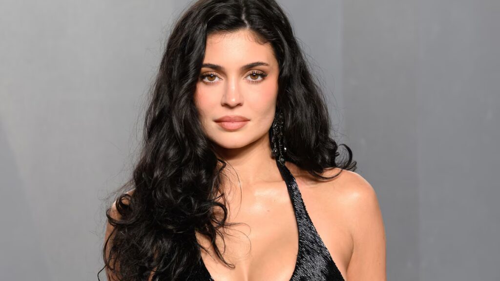 Kylie Jenner sube la temperatura con bikini de encaje neón y demuestra que es fan de ‘Los siete maridos de Evelyn Hugo’