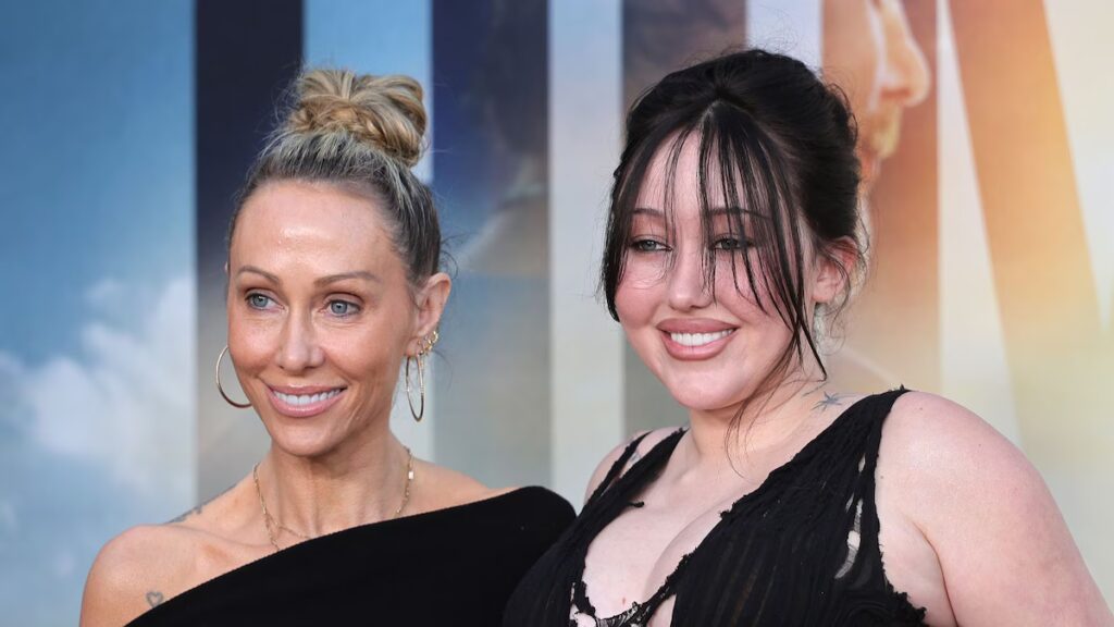 Noah Cyrus se reúne con su madre Tish para la primera alfombra roja desde el drama de Dominic Purcell