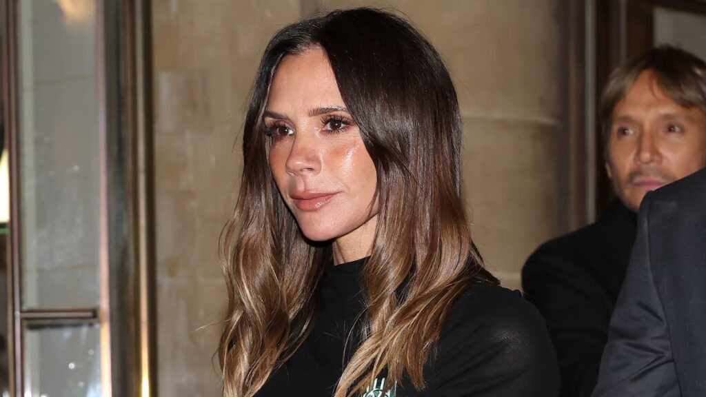 Victoria Beckham saca a relucir un raro bolso Kelly de Hermès que no se ha visto en público durante más de una década