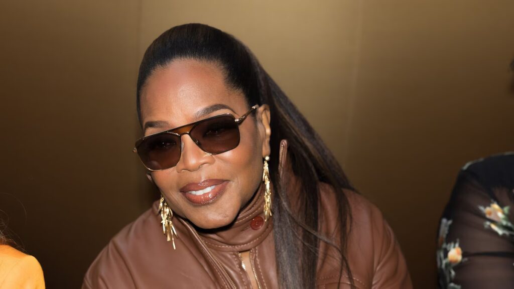 Oprah Winfrey muestra su diminuta cintura con un mono de cuero mientras asiste a la Semana de la Moda de París