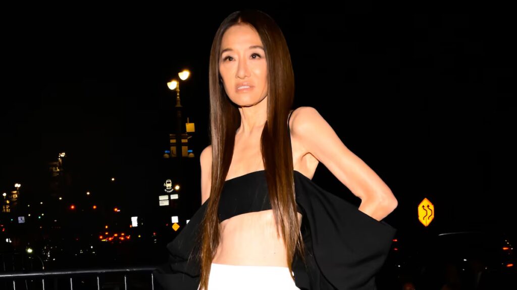 Vera Wang, de 76 años, desafía la edad con un minivestido que realza la figura y botas de plataforma de cuero altísimas en Los Ángeles