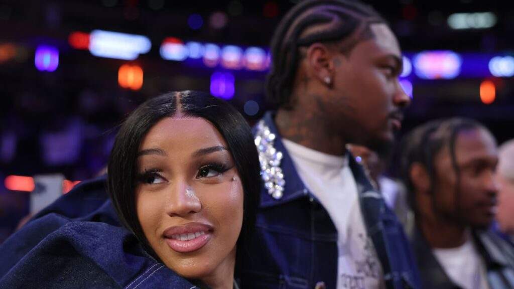Cardi B dice que es “demasiado sexy para estar sola” en una perorata épica después de la ruptura de Stefon Diggs
