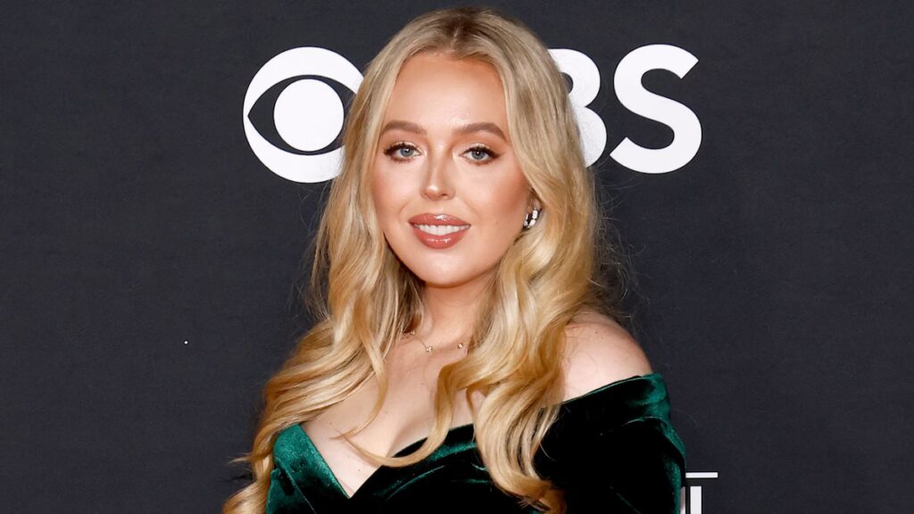 Tiffany Trump posa con un estilo informal y fresco con zapatillas de deporte favoritas de culto y un lujoso bolso durante una escapada a Egipto